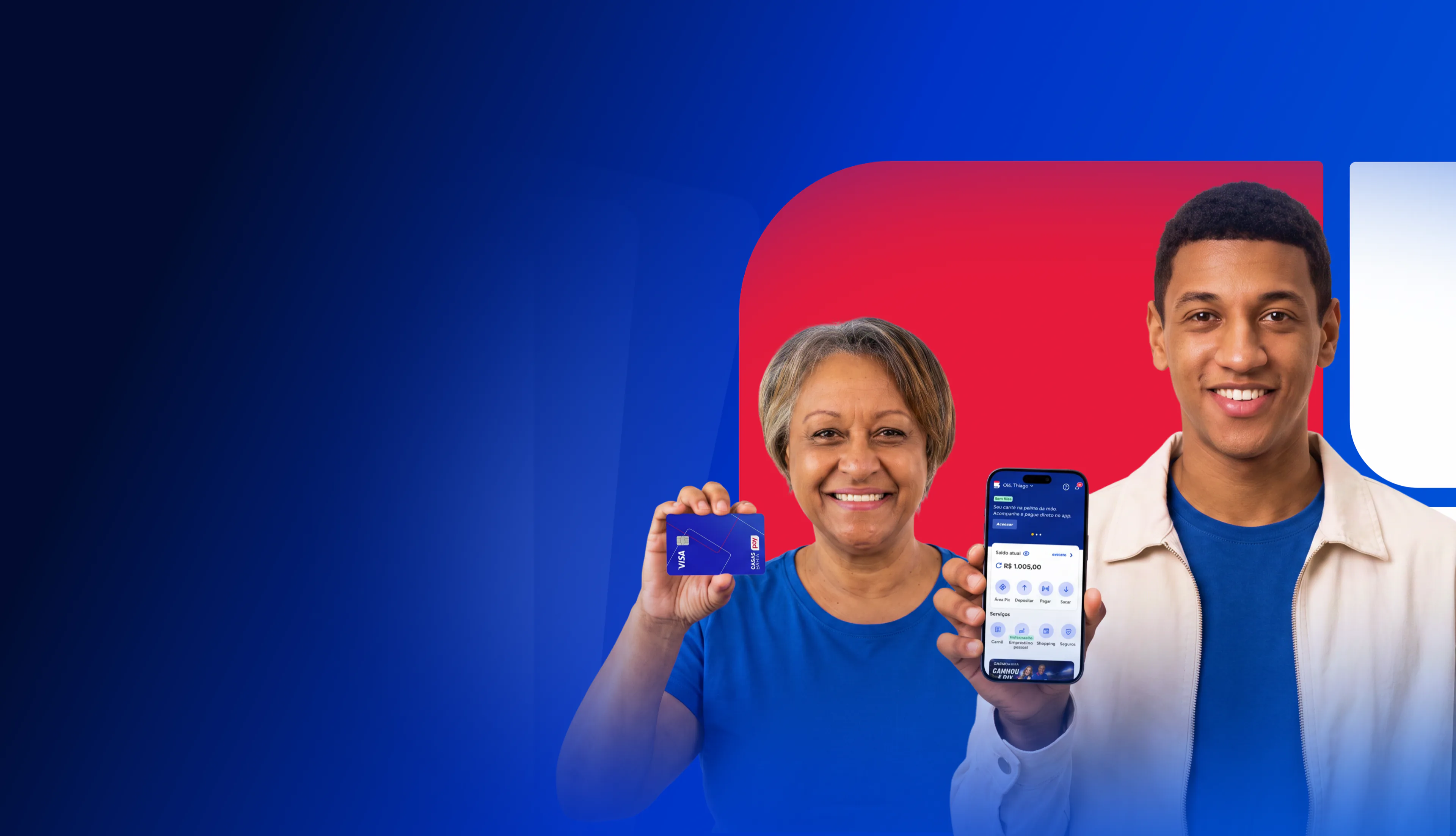 Duas pessoas sorrindo segurando um cartão e o app Casas Bahia Pay