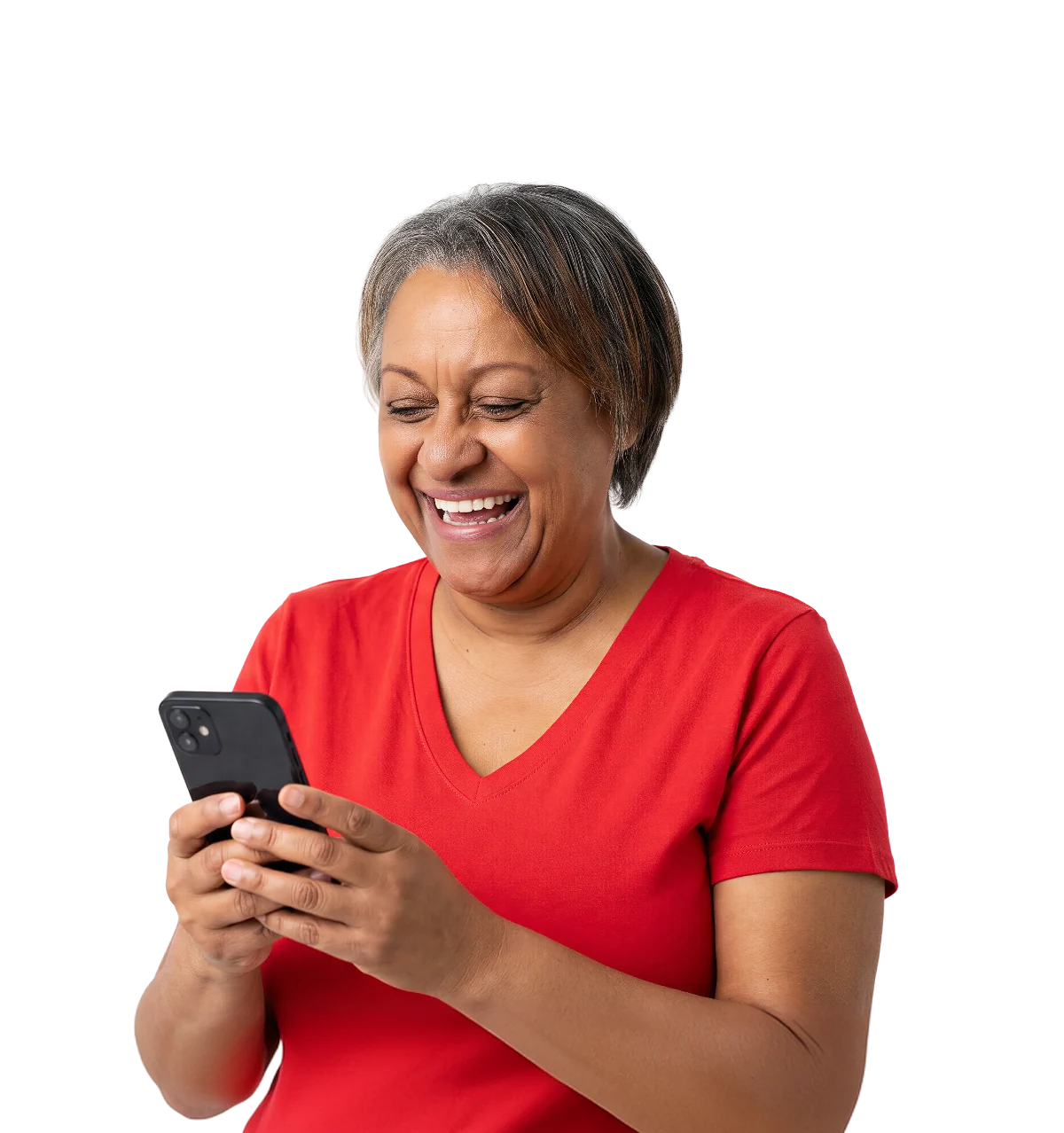 Mulher de vermelho sorrindo enquanto usa o celular