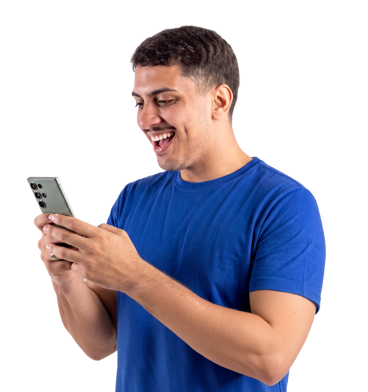 Homem sorrindo usando o celular