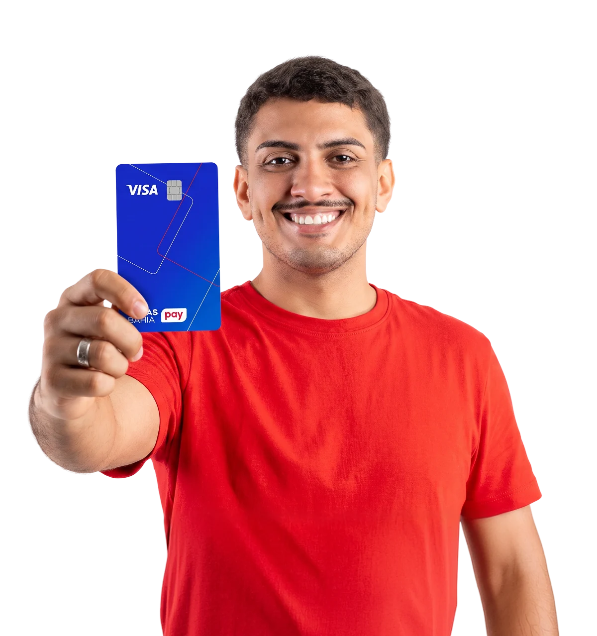 Homem sorrindo mostrando o cartão Casas Bahia Pay