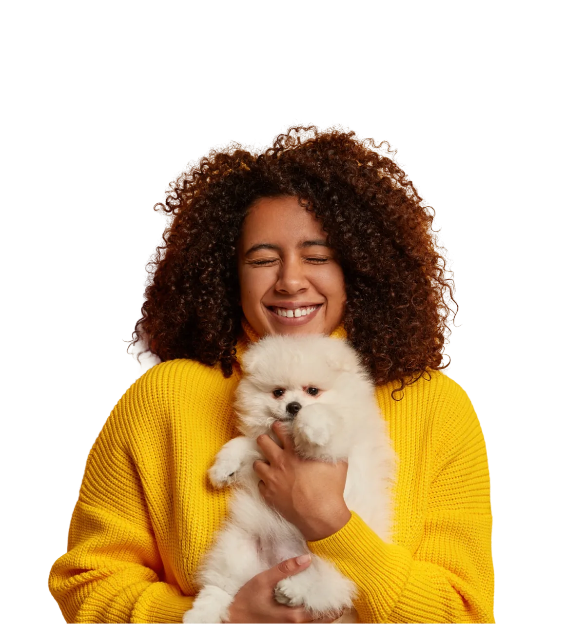 Mulher de amarelo abraçando um cachorro branco